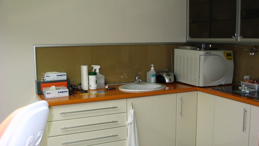 Fényes festett MDF ajtós orvosi rendelő szekrény