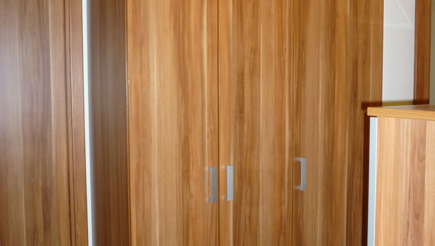Egyedi gardróbszekrény nyíló ajtókkal családi ház közlekedőfolyosóján elhelyezett Gardróbszekrény nyíló ajtóval