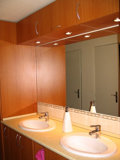 Fürdőszobabútor beépített világítással - dupla mosdós beépítés