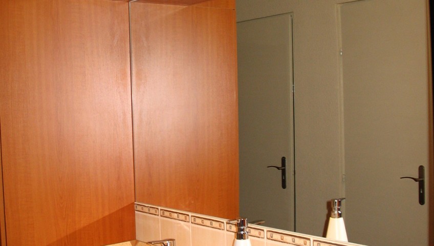 Fürdőszobabútor beépített világítással - dupla mosdós beépítés