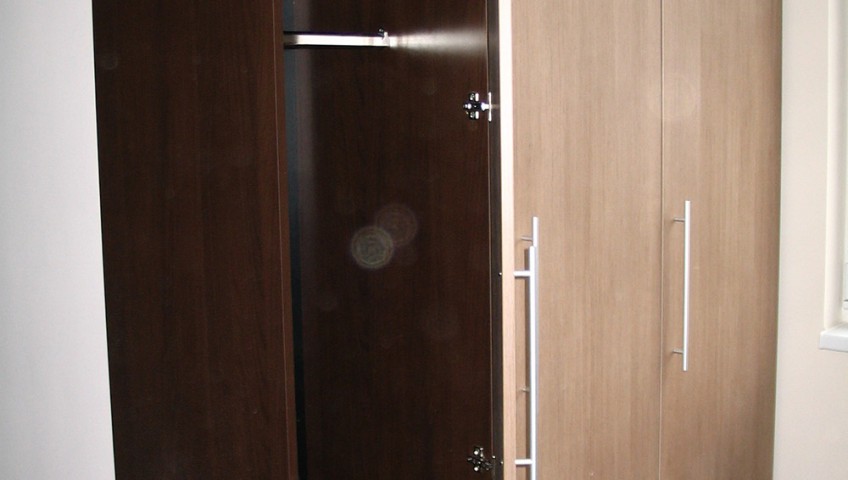 Gardróbszekrény nyíló ajtókkal
