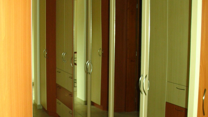 Tükörajtós gardróbszekrény nyíló ajtókkal