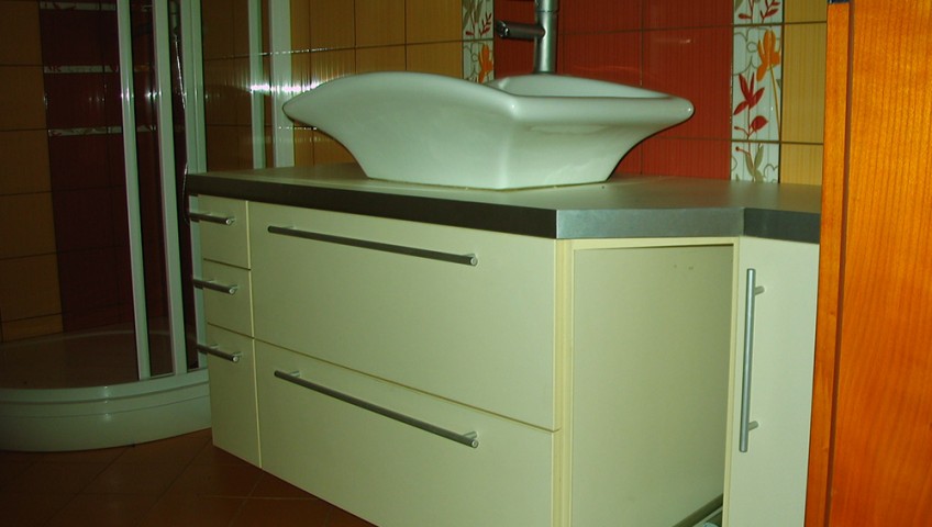 Fürdőszobabútor - falon függő vanília színű mosdós szekrény - egyedi beépítésű