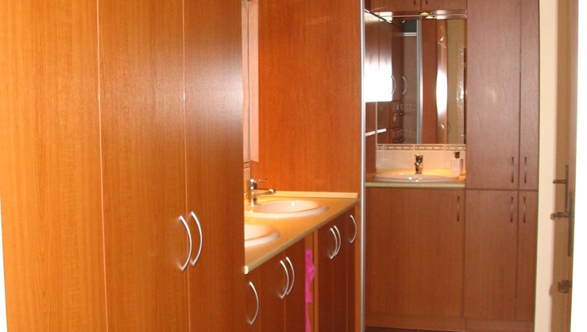 Fürdőszobabútor - fürdő szekrénysor cseresznye színben