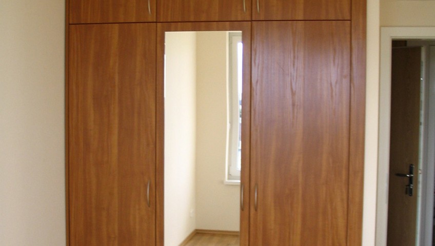 Gardróbszekrények nyíló ajtókkal - Gardróbszekrény tükrös nyíló ajtóval