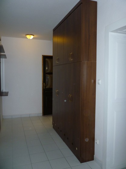 Beépített előszobabútor - keskeny előszoba szekrény
