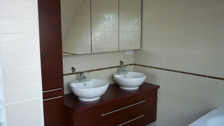 Fürdőszobabútor - két fiókos szekrény dupla mosdóval, felül tükörszeekrénnyel