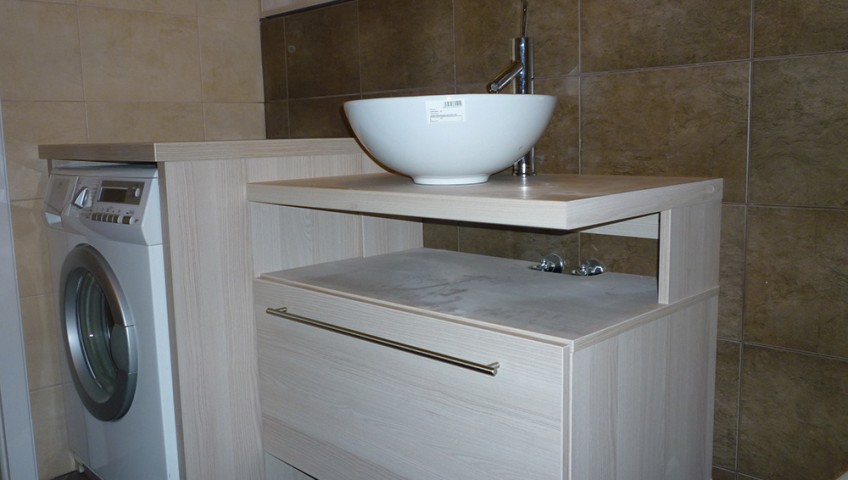 Fürdőszobabútor - modern mosdósszekrény mosógép burkolással
