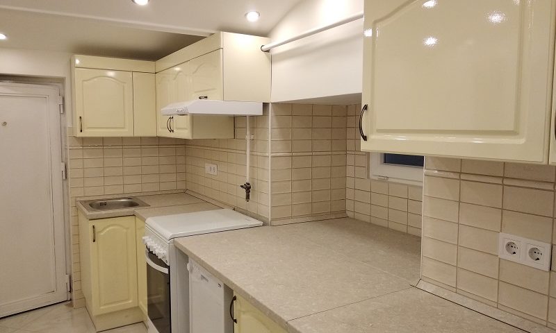 Ez a vanília színű konyhabútor egy kiadásra szánt lakásba készült.