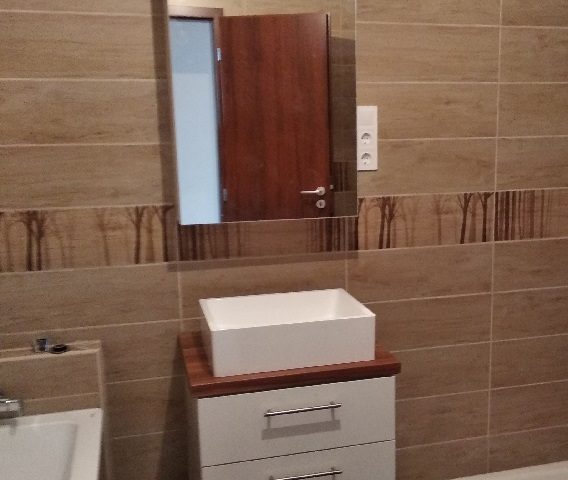 fürdőszobaszekrény tükörrel