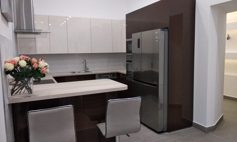 Ez a modern, magasfényű konyhabútor egy eladásra szánt lakásba készült.