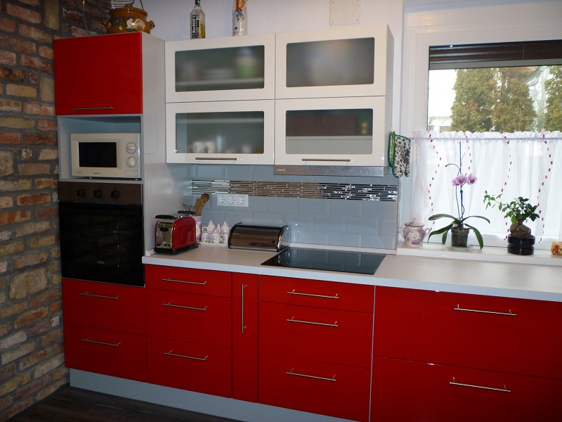 Egy fiatal pár számára készült ez a modern, magasfényű festett konyhabútor.