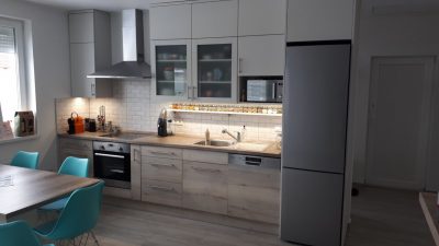 Kis konyha praktikus megoldásai - Szürke és sonoma tölgy színű konyha