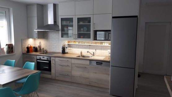Kis konyha praktikus megoldásai - Szürke és sonoma tölgy színű konyha