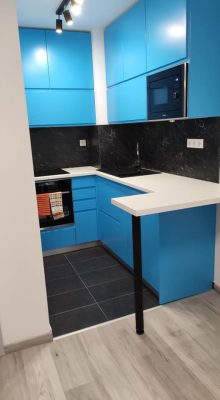 kis lakás kék konyha