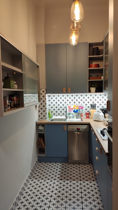 Kék színű beépített konyhabútor