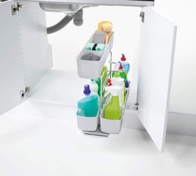 A rendkívül kompakt és a legmagasabb szabványok szerint gyártott CleaningAgent számos praktikus tulajdonsággal és bőséges hellyel rendelkezik a tisztítószerek, szivacsok, kefék és egyéb eszközök számára.