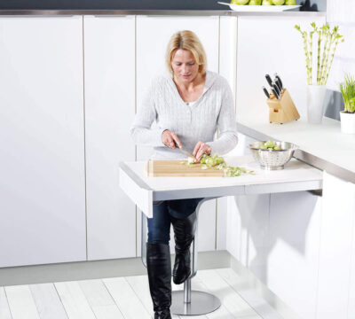 A Kesseböhmer TopFlex kihúzható pulttal plusz munkafelületet kapunk a konyhában.