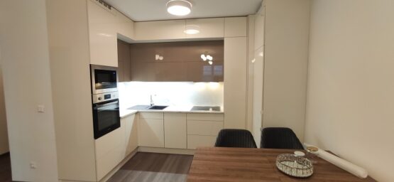 Modern konyhabútor fényes ajtókkal, foganytú nélkül