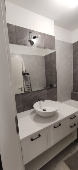Egy letisztult dizájnú fürdőszobába készült ez a fehér mosdószekrény.